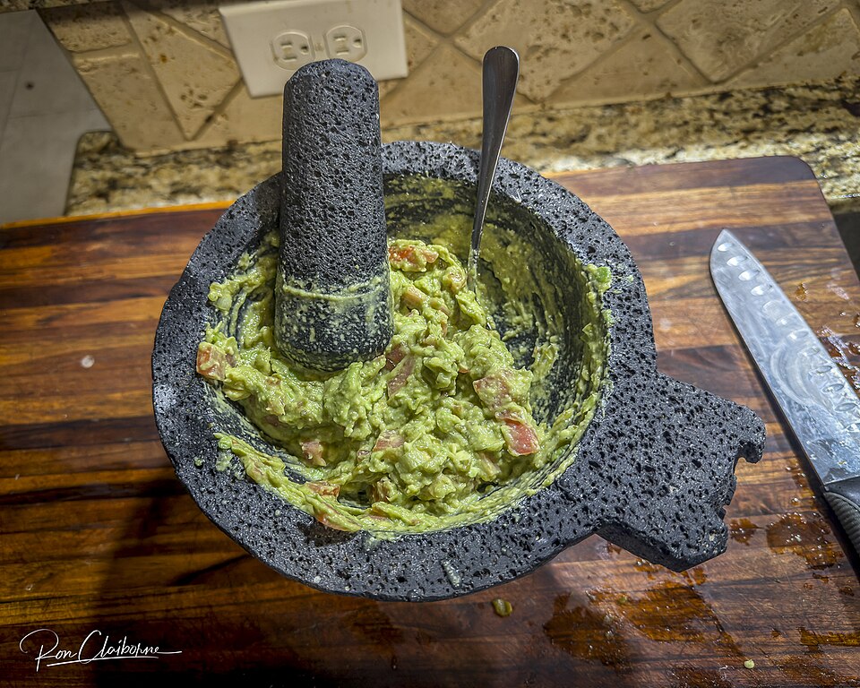 Guacamole en molcajete. Foto ilustrativa; no pertenece a Chiwawa · Mesa y López.